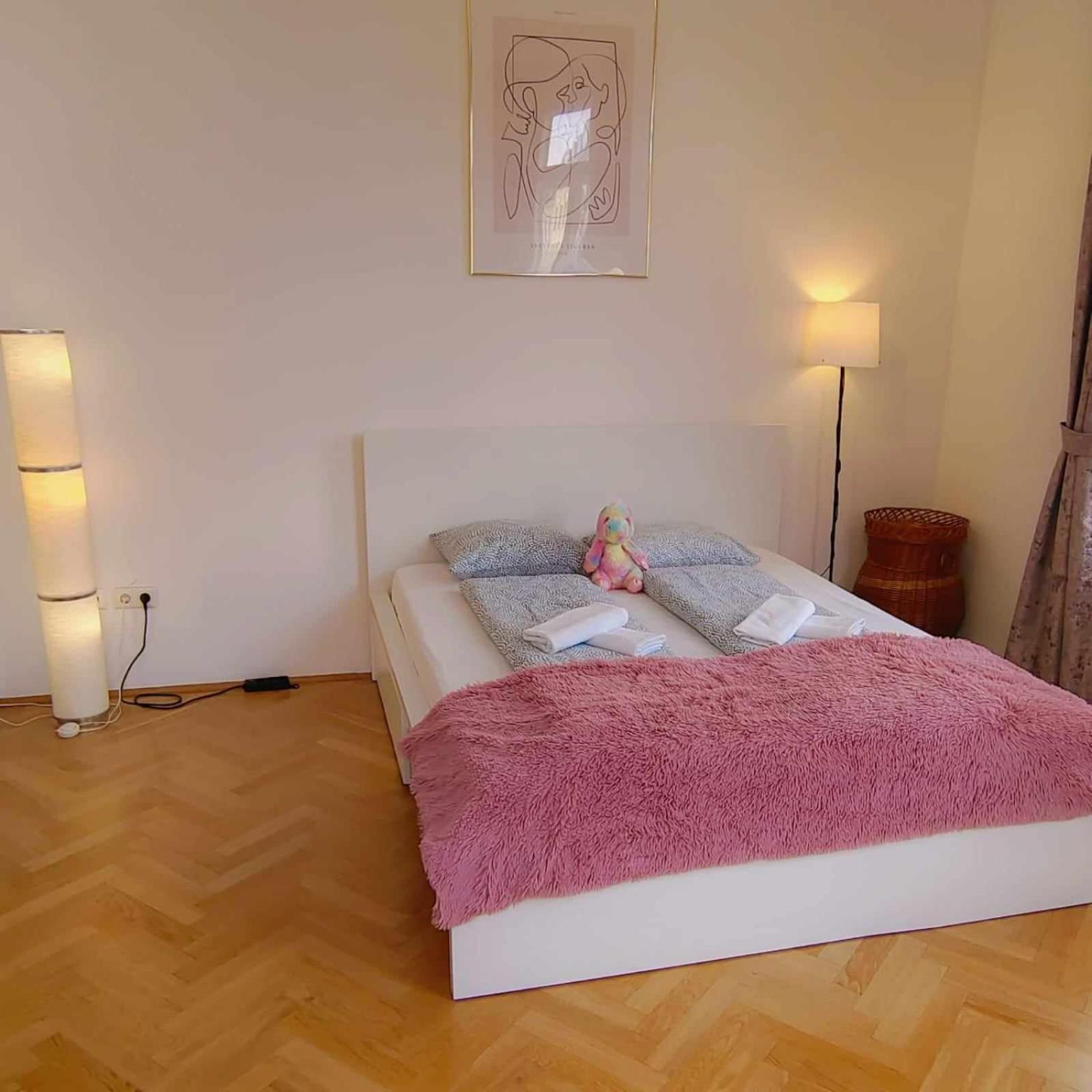 Central And Round 3 Minutes To City Shopping Center And Schoenbrunn Palace Viena Exterior foto